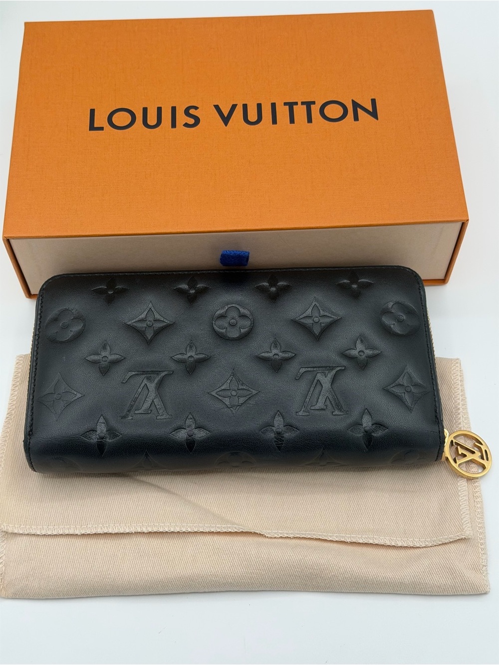 Louis Vuitton coussin embossed zip arround wallet in box 😍